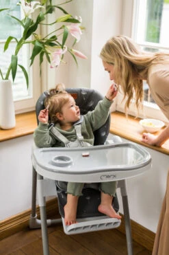 Momi Yumtis Dark Grey Kinderstoel KRKA00001 -Kinderwagen Winkel Momi Yumtis 1