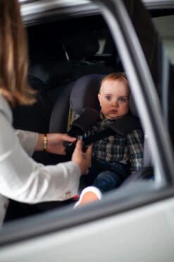 Ding Cruz Light Grey 360° Isofix Autostoel 0-36kg DI-101921 -Kinderwagen Winkel di 101919 lifestyle 02a 2