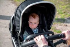 Ding Amigo Black/Rose Tandem Duowagen DI-191706 -Kinderwagen Winkel mamaloes di 191704 ding tandem stroller amigo lifestyle 07 1