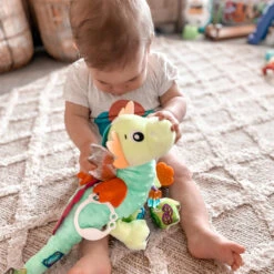 Playgro Sensory Friends Dusty Dragon Buggyspeeltje P0188473 -Kinderwagen Winkel playgro sensory friends dusty dragon buggyspeeltje p0188473 .7