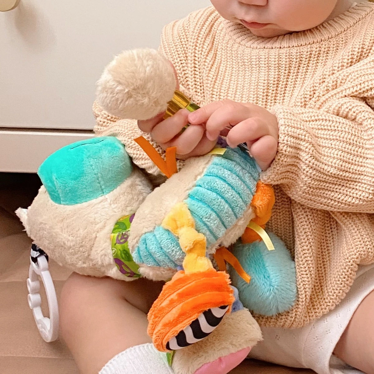 Playgro Sensory Friends Lupe Llama Buggyspeeltje P0188470 5 Playgro Sensory Friends Lupe Llama Buggyspeeltje P0188470 - Afbeelding 5